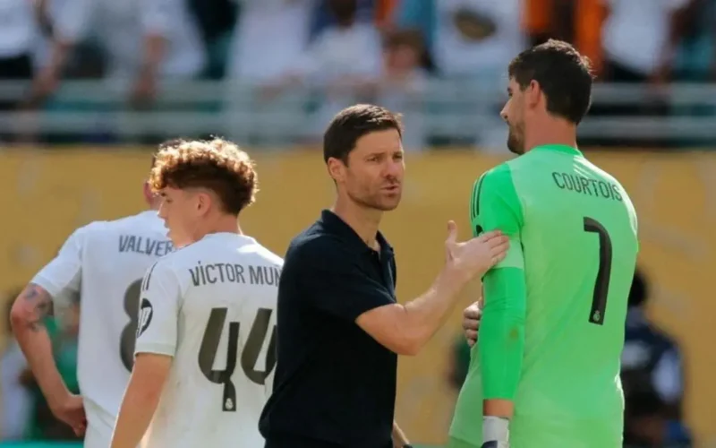 تياجو كورتوا يكشف كواليس تمرد لاعبي ريال مدريد ضد المدرب تشابي ألونسو